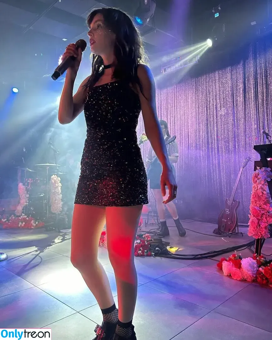 Lauren Mayberry nude photo #0808 (laurenevemayberry)