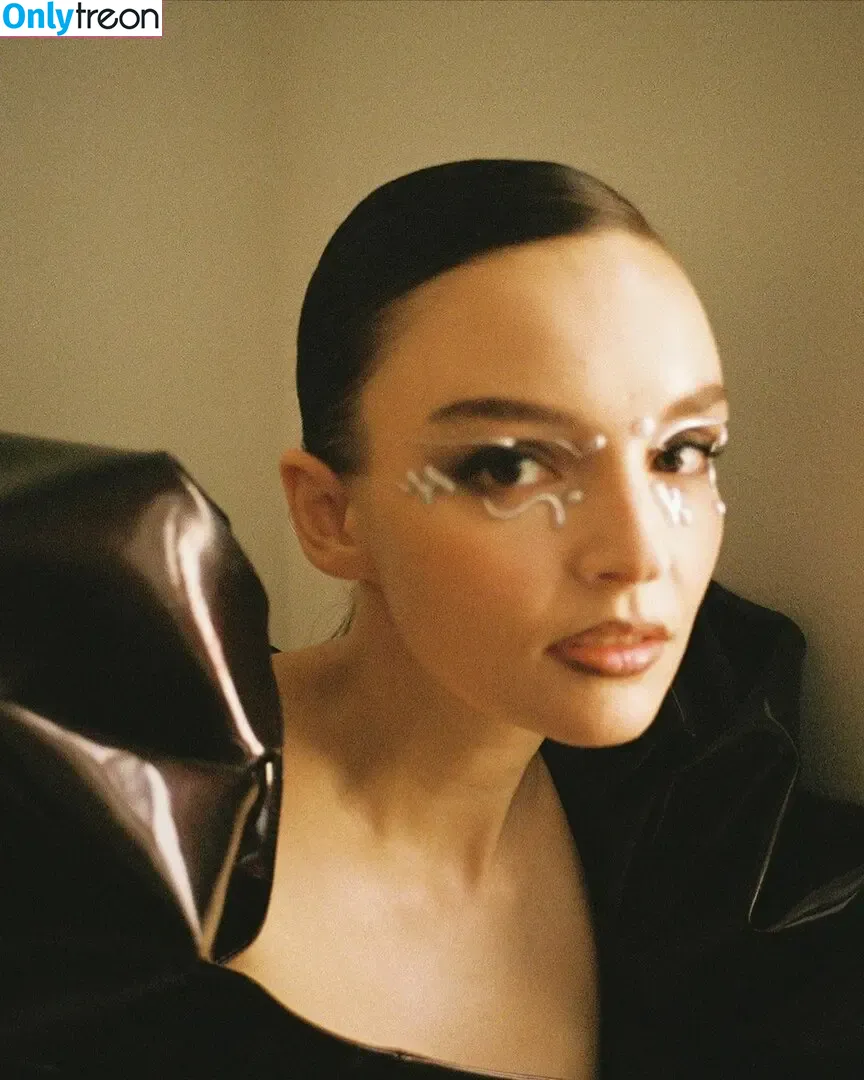Lauren Mayberry nude photo #0817 (laurenevemayberry)