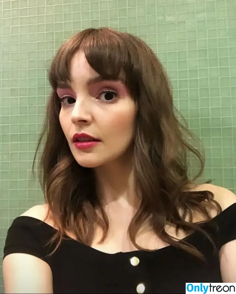 Lauren Mayberry nude photo #0822 (laurenevemayberry)