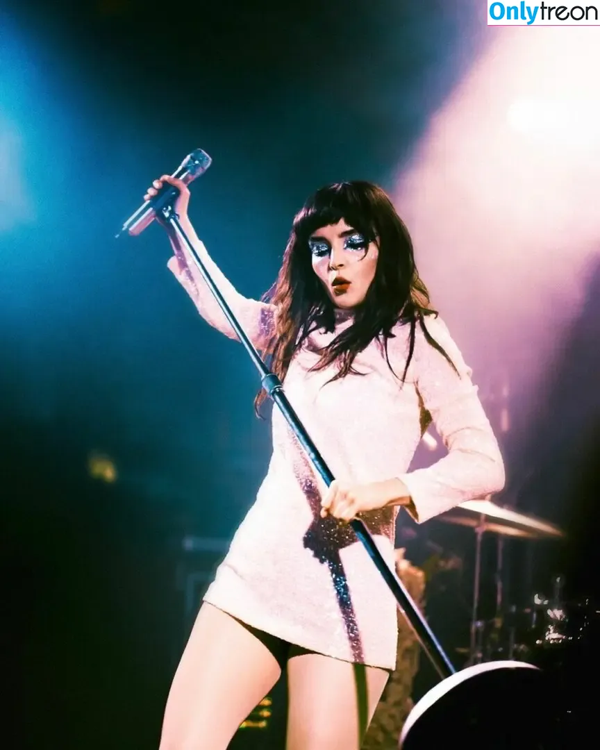 Lauren Mayberry nude photo #0826 (laurenevemayberry)