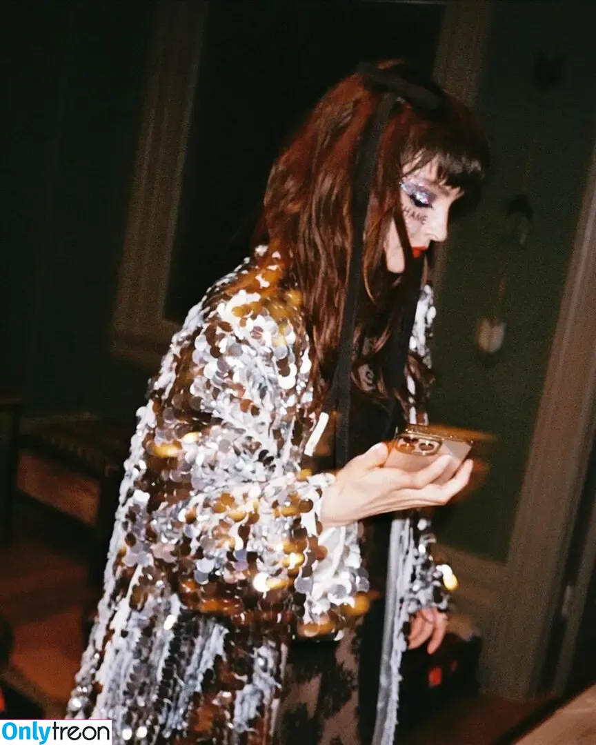 Lauren Mayberry nude photo #0839 (laurenevemayberry)