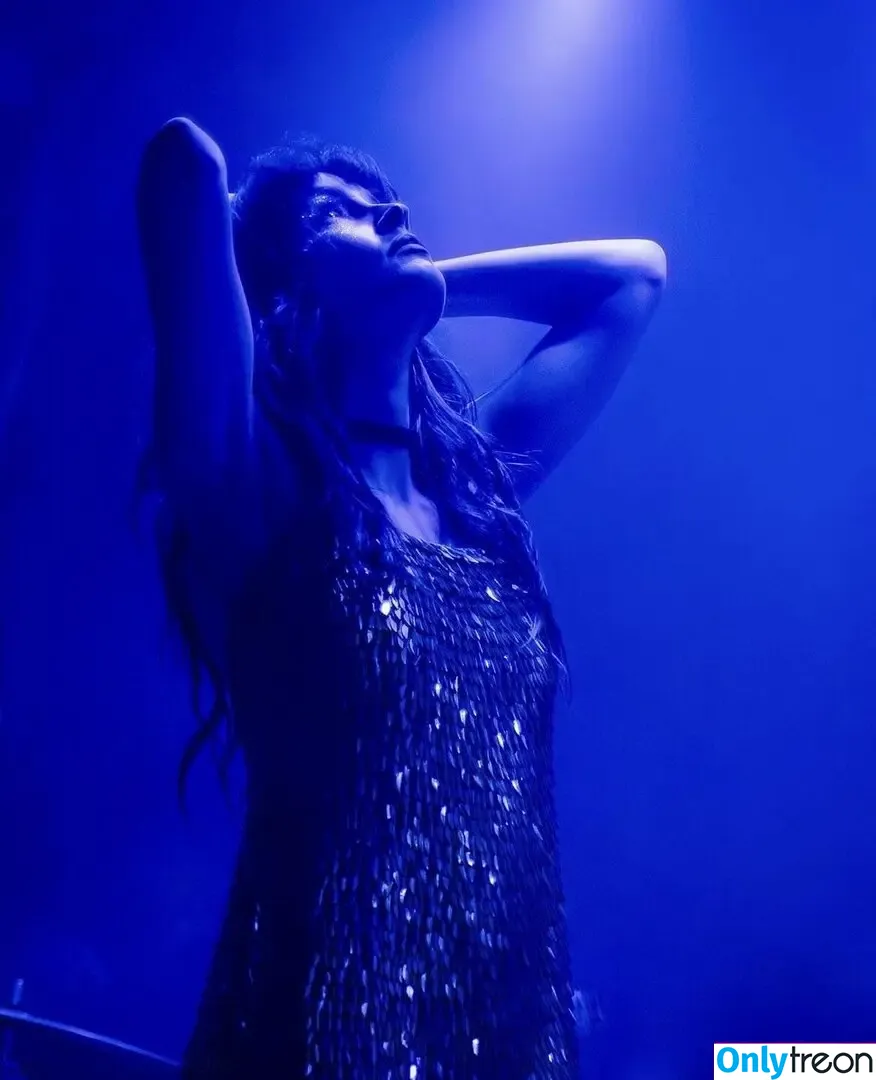 Lauren Mayberry nude photo #0846 (laurenevemayberry)