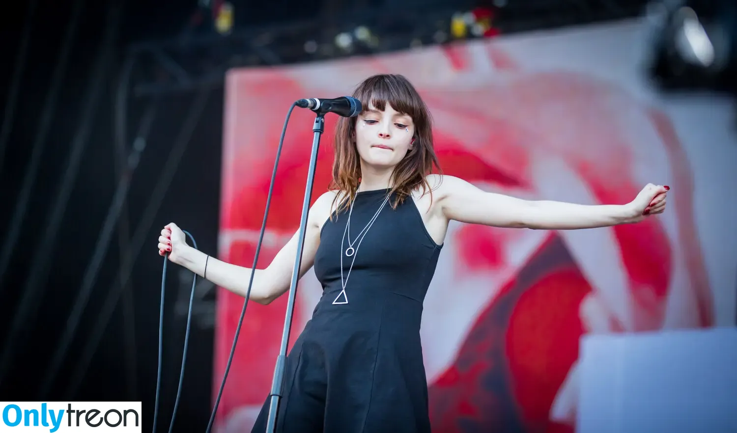 Lauren Mayberry nude photo #0855 (laurenevemayberry)