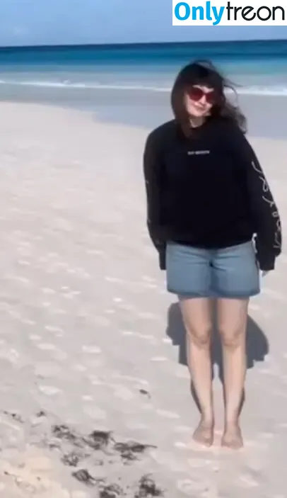 Lauren Mayberry nude photo #0879 (laurenevemayberry)