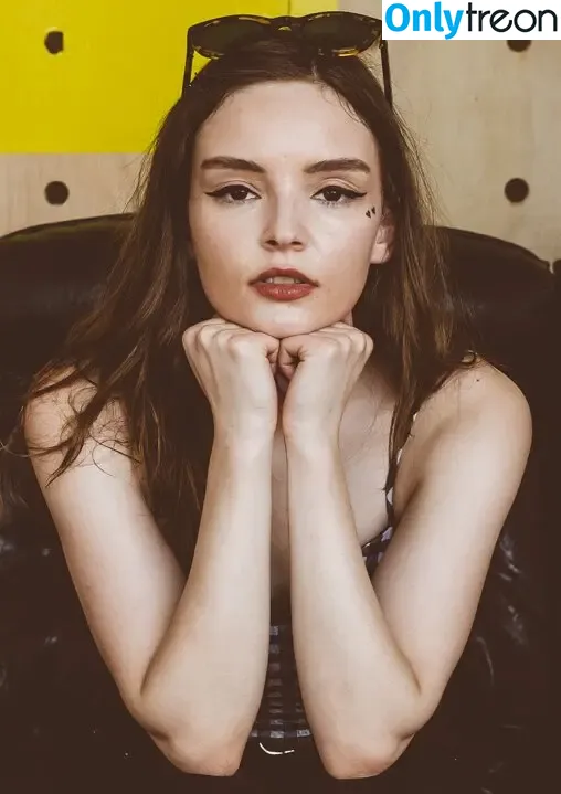 Lauren Mayberry nude photo #0930 (laurenevemayberry)