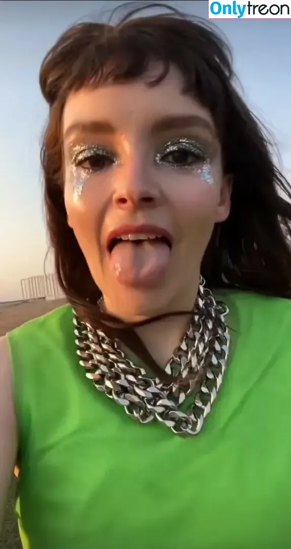 Lauren Mayberry nude photo #0940 (laurenevemayberry)
