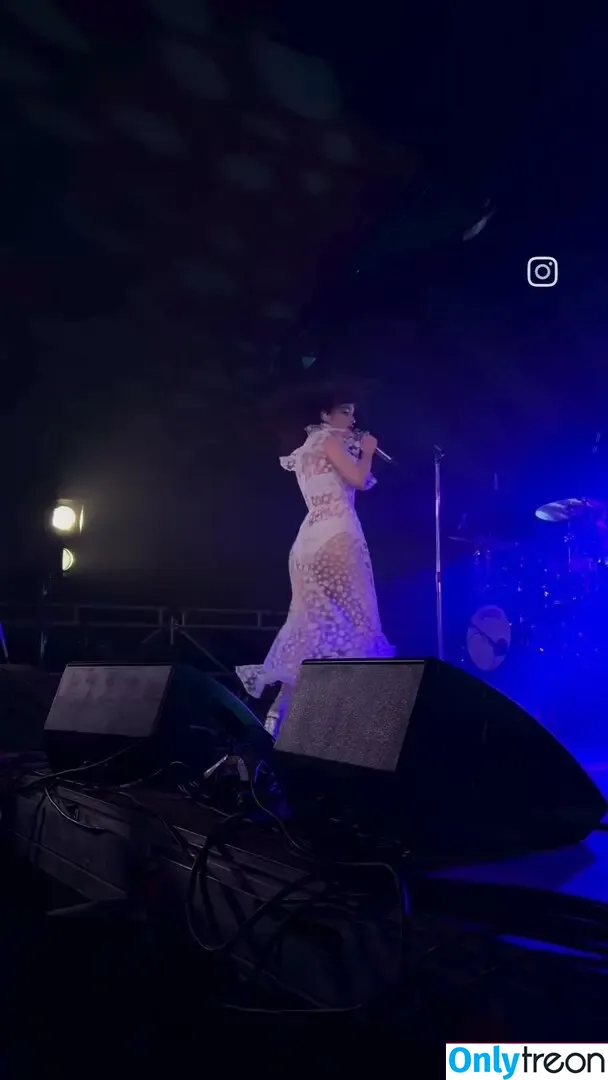 Lauren Mayberry nude photo #0944 (laurenevemayberry)