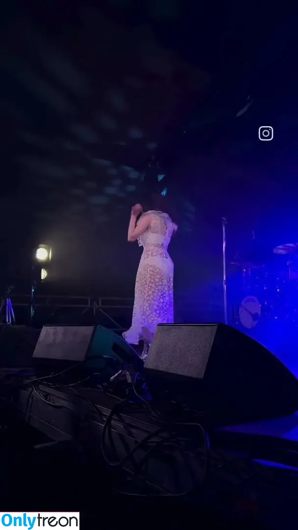 Lauren Mayberry nude photo #0947 (laurenevemayberry)