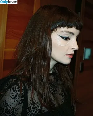 Lauren Mayberry / laurenevemayberry nude photo #1009