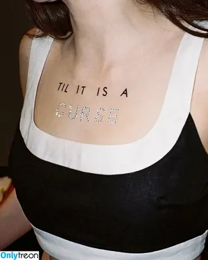 Lauren Mayberry / laurenevemayberry nude photo #1010