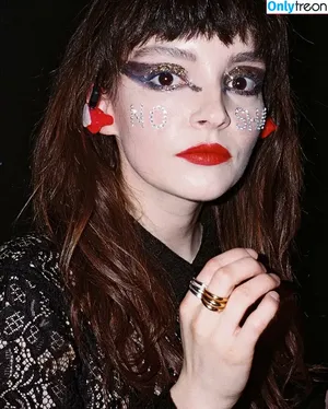Lauren Mayberry / laurenevemayberry nude photo #1011