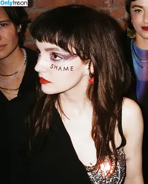 Lauren Mayberry / laurenevemayberry nude photo #1012