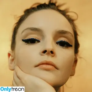 Lauren Mayberry / laurenevemayberry nude photo #1031