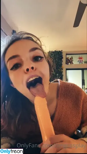Lauren Mayberry / laurenevemayberry nude photo #1050