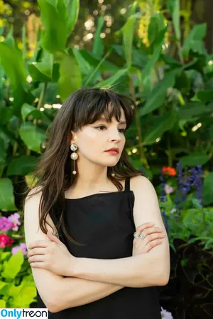 Lauren Mayberry / laurenevemayberry nude photo #1099
