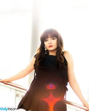 Lauren Mayberry / laurenevemayberry nude photo #1101