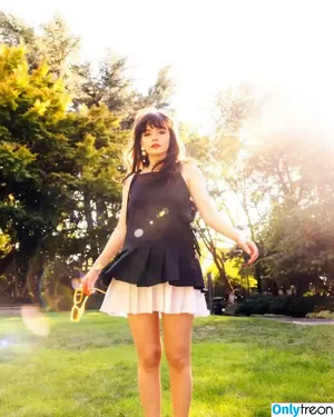 Lauren Mayberry / laurenevemayberry nude photo #1102