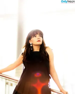 Lauren Mayberry / laurenevemayberry nude photo #1103