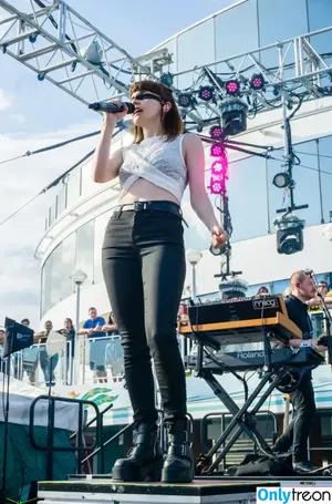 Lauren Mayberry / laurenevemayberry nude photo #1106