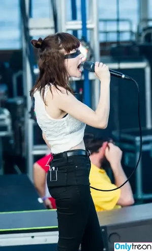Lauren Mayberry / laurenevemayberry nude photo #1108