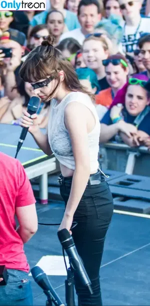 Lauren Mayberry / laurenevemayberry nude photo #1109