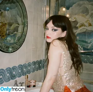 Lauren Mayberry / laurenevemayberry nude photo #1111