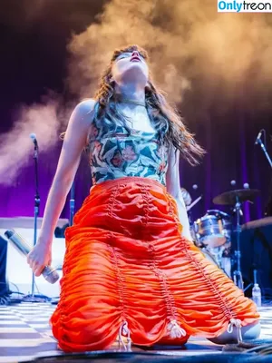 Lauren Mayberry / laurenevemayberry nude photo #1114