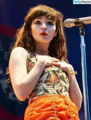 Lauren Mayberry / laurenevemayberry nude photo #1115