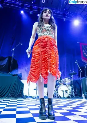 Lauren Mayberry / laurenevemayberry nude photo #1117