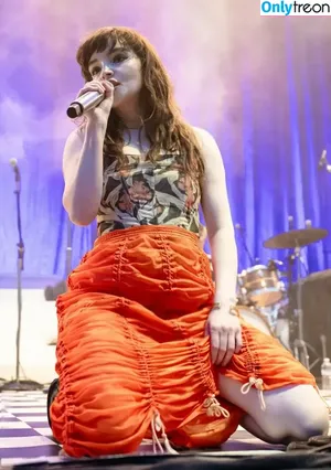Lauren Mayberry / laurenevemayberry nude photo #1119