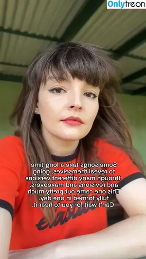 Lauren Mayberry / laurenevemayberry nude photo #1120