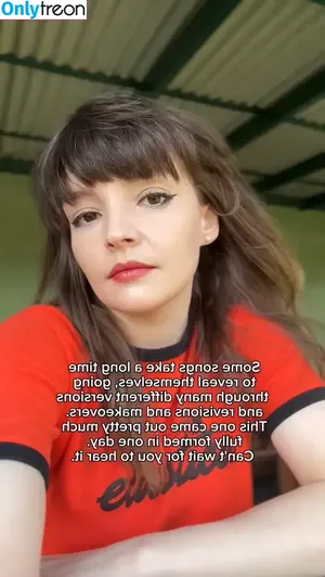 Lauren Mayberry / laurenevemayberry nude photo #1121