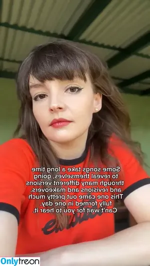 Lauren Mayberry / laurenevemayberry nude photo #1122