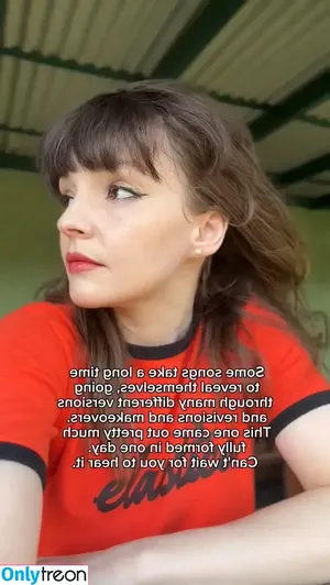 Lauren Mayberry / laurenevemayberry nude photo #1123