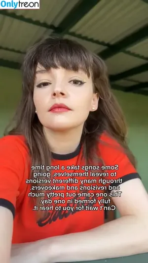 Lauren Mayberry / laurenevemayberry nude photo #1124
