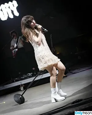 Lauren Mayberry / laurenevemayberry nude photo #1125