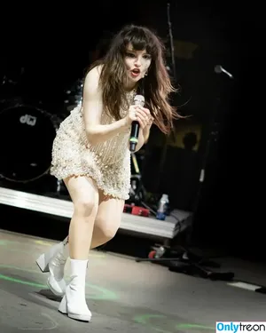 Lauren Mayberry / laurenevemayberry nude photo #1127