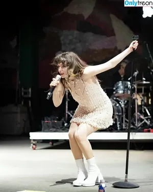 Lauren Mayberry / laurenevemayberry nude photo #1130