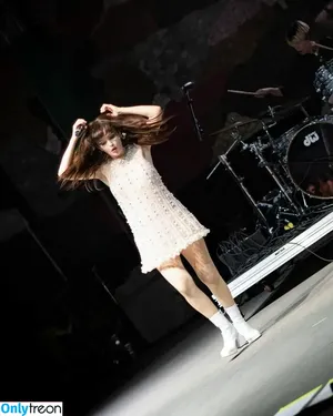 Lauren Mayberry / laurenevemayberry nude photo #1136