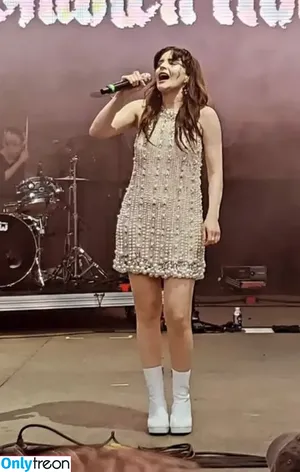 Lauren Mayberry / laurenevemayberry nude photo #1142