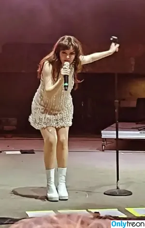 Lauren Mayberry / laurenevemayberry nude photo #1143