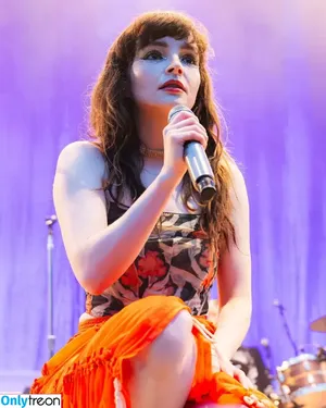 Lauren Mayberry / laurenevemayberry nude photo #1144