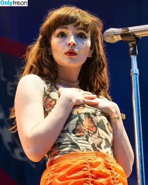 Lauren Mayberry / laurenevemayberry nude photo #1145