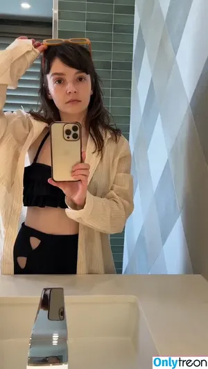 Lauren Mayberry / laurenevemayberry nude photo #1153