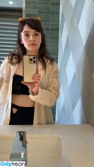 Lauren Mayberry / laurenevemayberry nude photo #1154