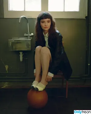 Lauren Mayberry / laurenevemayberry nude photo #1163