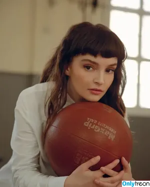 Lauren Mayberry / laurenevemayberry nude photo #1164