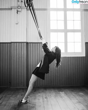 Lauren Mayberry / laurenevemayberry nude photo #1165
