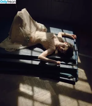 Lauren Mayberry / laurenevemayberry nude photo #1166
