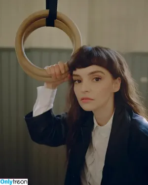 Lauren Mayberry / laurenevemayberry nude photo #1168